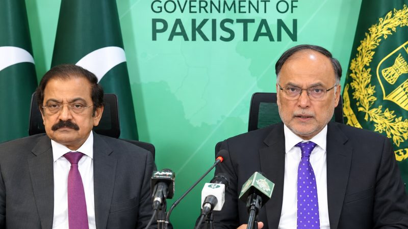 وفاقی وزیر احسن اقبال اور وزیراعظم کے مشیر رانا ثناء اللہ اسلام آباد میں پریس کانفرنس کرتے ہوئے، جس میں عالمی تیل کی قیمتوں اور معاشی صورت حال پر گفتگو کی گئی