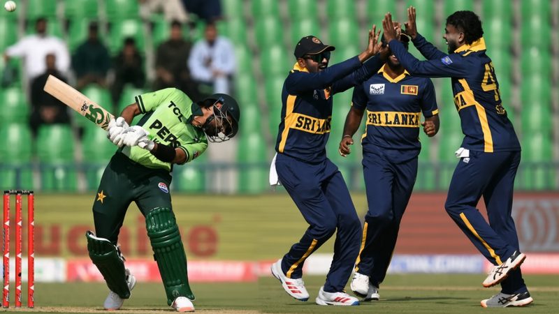 پاکستان اور سری لنکا کے درمیان لاہور میں کھیلے گئے ون ڈے ٹرائی سیریز کے میچ میں سری لنکن بولر دلشان مدوشنکا کی شاندار کارکردگی۔