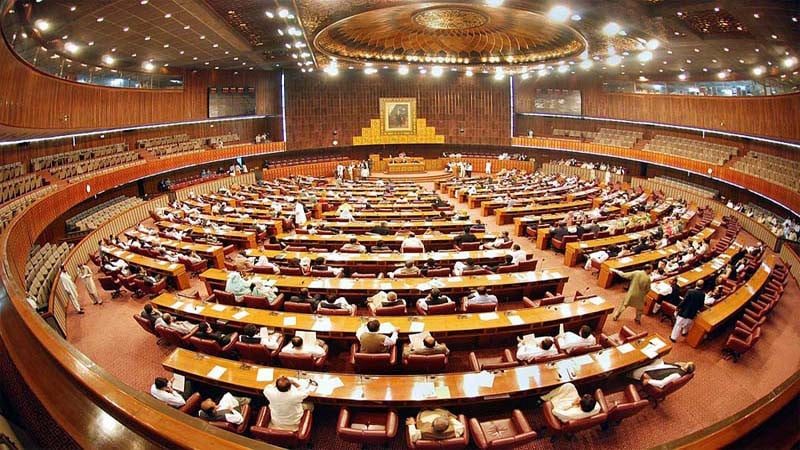 آئینی ترامیم آج کے بجائے کل پیش کیے جانے کا امکان