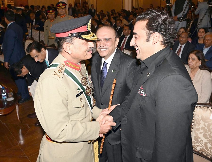 آرمی چیف کا بلاول بھٹو سے مصافحہ، مسکراہٹوں کا تبادلہ