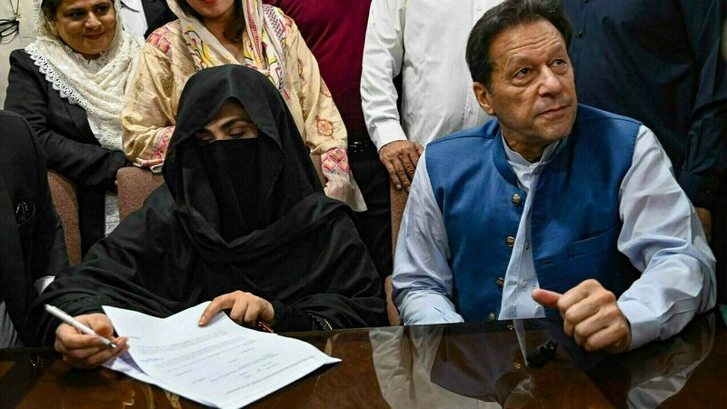 عمران خان اور بشریٰ بی بی کی صحت سے متعلق خدشات: وکیل کا ٹوئٹ
