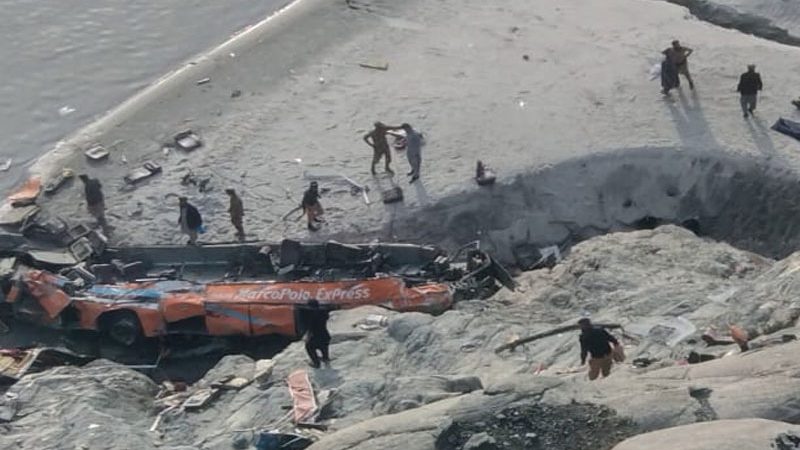 ہنزہ جانے والی مسافر بس کو حادثہ، 15افراد جاں بحق، متعدد زخمی
