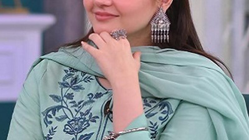 مداح کی جانب سے درفشاں سلیم کو بوسہ دینے کی ویڈیو وائرل