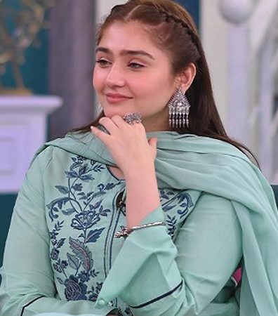مداح کی جانب سے درفشاں سلیم کو بوسہ دینے کی ویڈیو وائرل