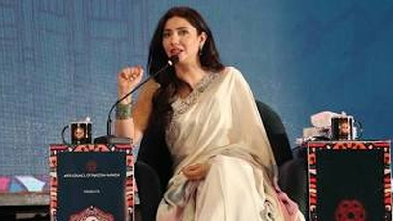 ان کا استقبال پتھروں سے نہیں بلکہ گلاب کے پھول سے کیا گیا