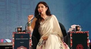 ان کا استقبال پتھروں سے نہیں بلکہ گلاب کے پھول سے کیا گیا