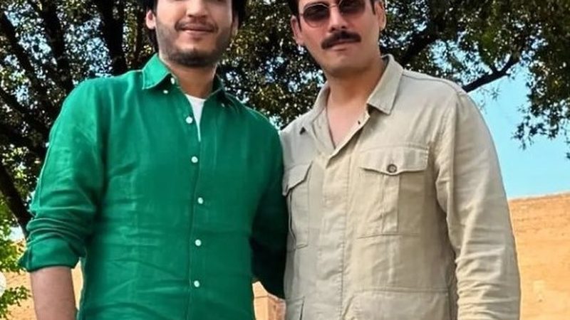 نیٹ فلکس سیریز کے سیٹ سے فواد خان کی دھوم