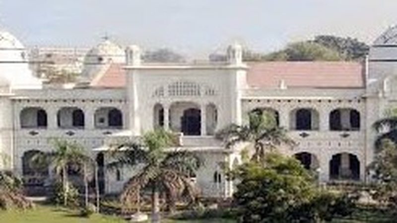 کنگ ایڈورڈ یونیورسٹی میں پوسٹ گریجویشن کے طلبا بڑی تعداد میں فیل