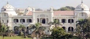 کنگ ایڈورڈ یونیورسٹی میں پوسٹ گریجویشن کے طلبا بڑی تعداد میں فیل