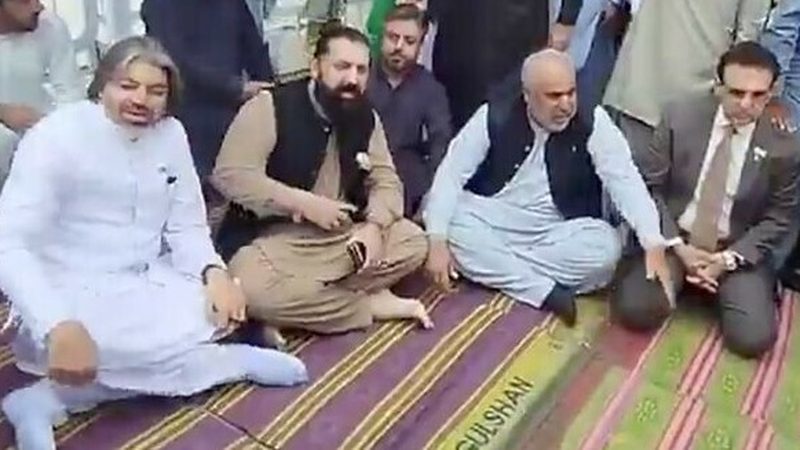 پی ٹی آئی رہنماؤں کی پارلیمنٹ کے سامنے بھوک ہڑتال
