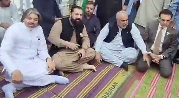 پی ٹی آئی رہنماؤں کی پارلیمنٹ کے سامنے بھوک ہڑتال
