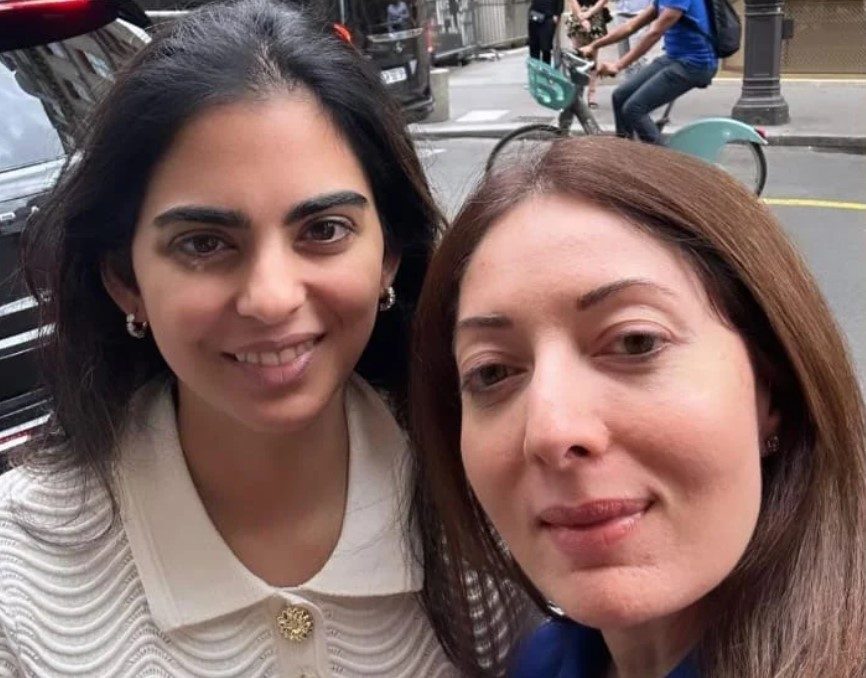 شرمیلا فاروقی کی پیرس میں امبانی خاندان کے ساتھ تصاویر وائرل
