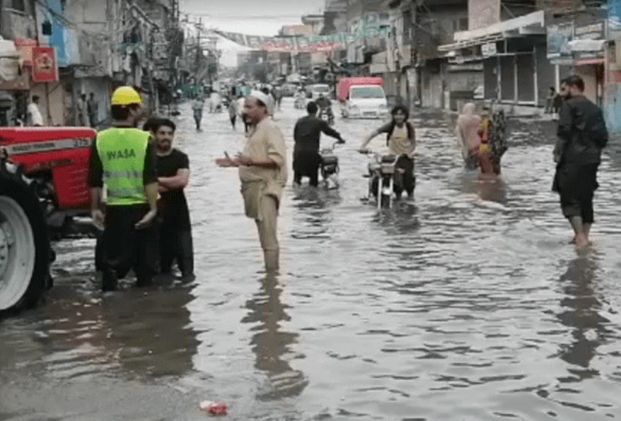مختلف مقامات پر بارش، نشیبی علاقے زیر آب