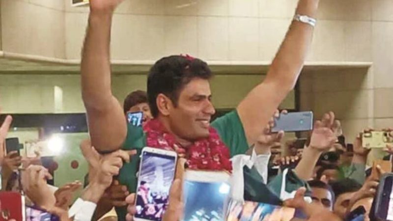 قومی ہیرو ارشد ندیم کا پاکستان پہنچنے پر والہانہ استقبال