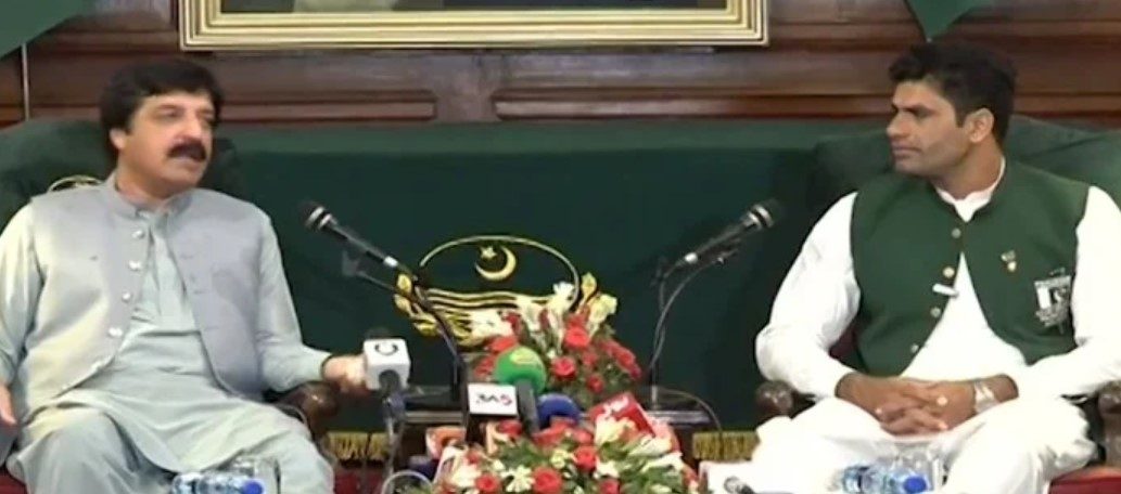 گورنر پنجاب کی جانب سے ارشد ندیم کو 20 لاکھ اور گاڑی کا تحفہ