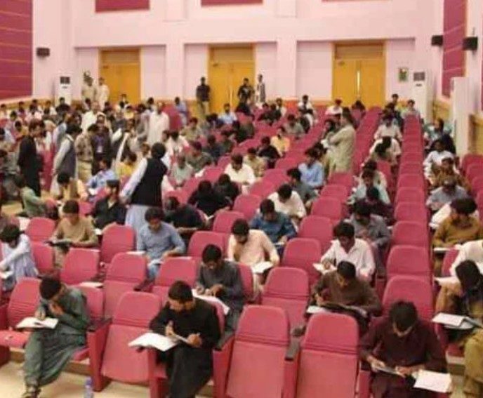 ایم ڈی کیٹ ٹیسٹ، 50 سے زائد طلبا زیرحراست، نقل کے آلات برآمد