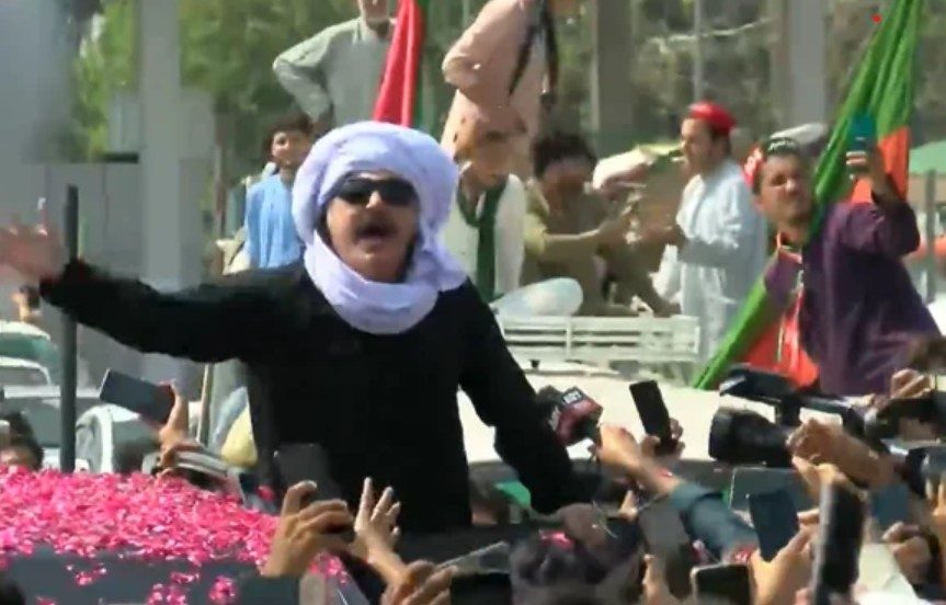 خیبر پختونخوا سے پی ٹی آئی کے قافلے راولپنڈی احتجاج کیلئے روانہ