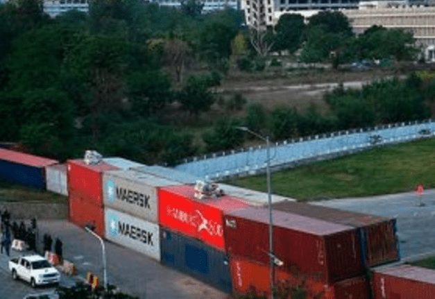 کنٹینرز ہٹا کر قافلے ڈی چوک کی طرف بڑھنا شروع، کارکنوں کی پکڑ دھکڑ