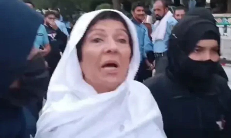 عمران خان کی دونوں بہنیں ڈی چوک سے گرفتار