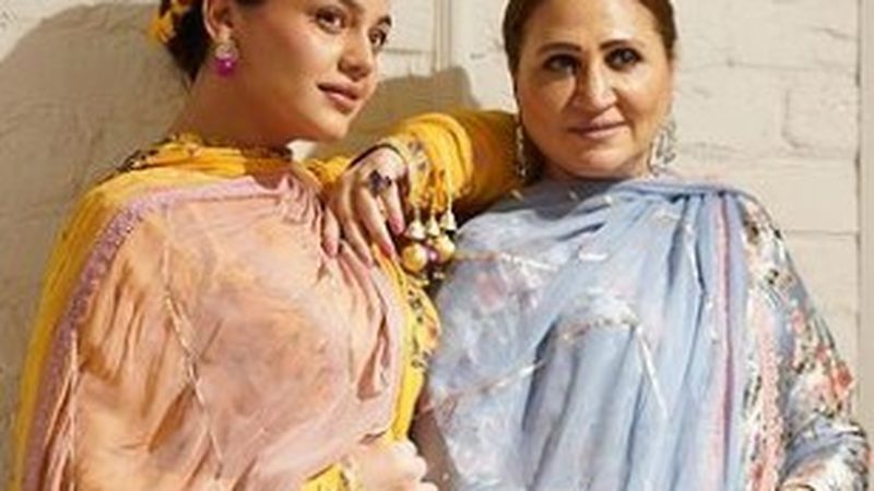 زارا نور عباس نے پہلی شادی جلد بازی میں کی:  والدہ
