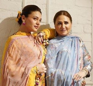 زارا نور عباس نے پہلی شادی جلد بازی میں کی:  والدہ