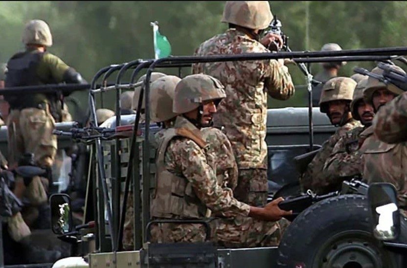 پاک فوج نے ڈی چوک کا کنٹرول سنبھال لیا