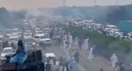 وزیراعلی خیبرپختونخوا کا قافلہ راولپنڈی کے قریب پہنچ گیا، پولیس کی شدید شیلنگ