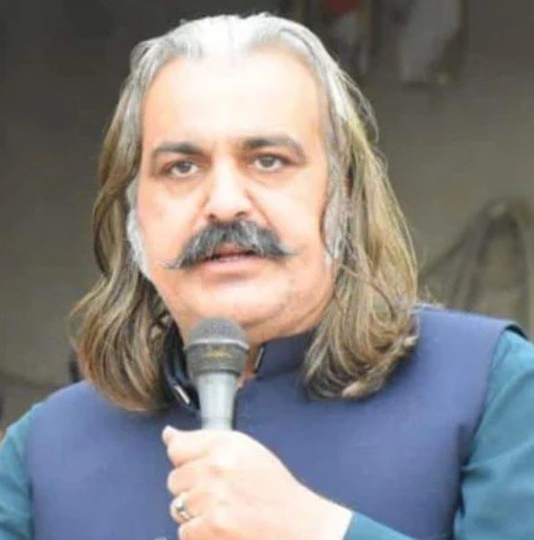 گنڈاپور کی کارکردگی کے خلاف اعلانیہ چارج شیٹ