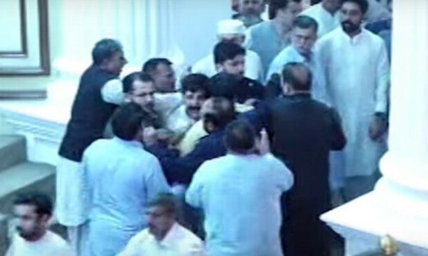 خیبر پختونخوا اسمبلی میں ہنگامہ آرائی، لاتوں اور مکوں کا استعمال