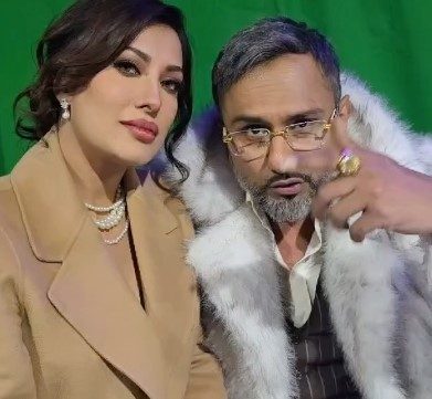بھارتی گلوکار ہنی سنگھ کی مہوش حیات کے ساتھ چھیڑ چھاڑ