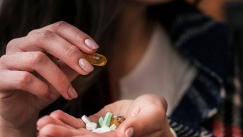 اسلام آباد کی بڑی یونیورسٹی کے باہر منشیات سپلائی کرنیوالی خاتون گرفتار