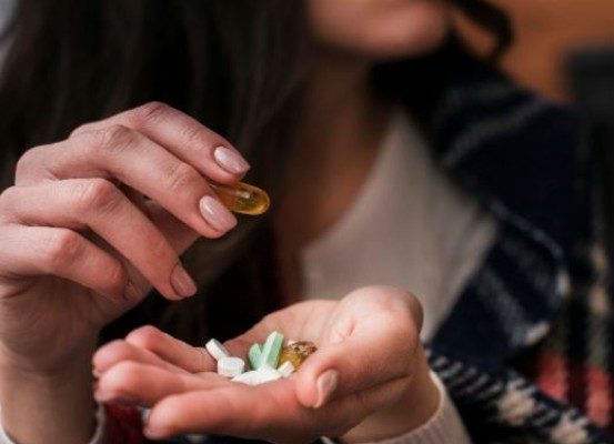 اسلام آباد کی بڑی یونیورسٹی کے باہر منشیات سپلائی کرنیوالی خاتون گرفتار