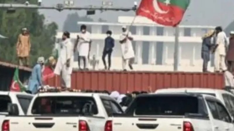 ڈی چوک احتجاج: رہنماؤں کے گھروں پر چھاپے، پی ٹی آئی قیادت روپوش