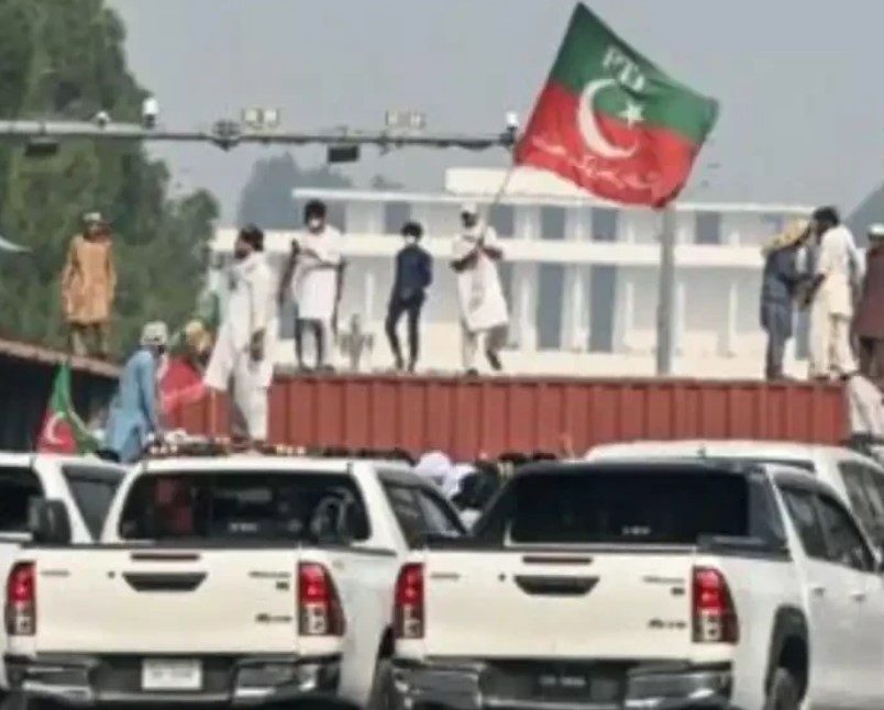 ڈی چوک احتجاج: رہنماؤں کے گھروں پر چھاپے، پی ٹی آئی قیادت روپوش