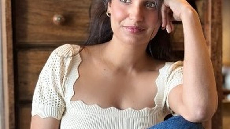 آمنہ الیاس کی بولڈ لباس میں چائے پیتے ویڈیو وائرل