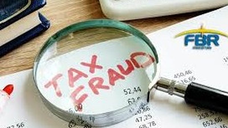 ایف بی آر کے دفتر میں ویلتھ اسٹیٹمنٹس فراڈ کی تحقیقات کے دوران ٹیکس ریکارڈ اور دستاویزات کا جائزہ