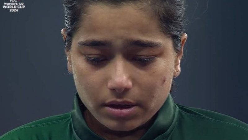 فاطمہ ثنا کے قومی ترانے کے وقت رونے کی ویڈیو و ائرل