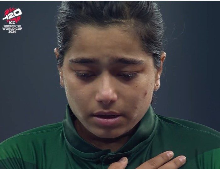 فاطمہ ثنا کے قومی ترانے کے وقت رونے کی ویڈیو و ائرل