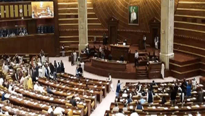 طالبہ کا مبینہ ریپ: پنجاب اسمبلی میں اجلاس کے دوران ہنگامہ آرائی اور شور شرابا