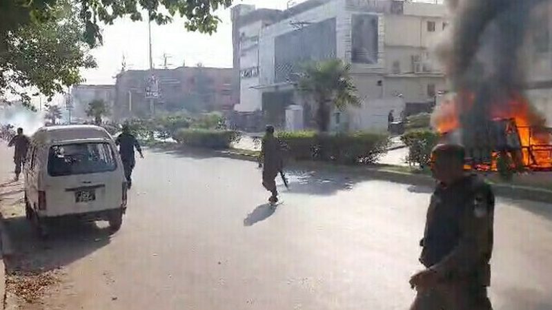 لاہور میں طالبہ سے مبینہ زیادتی: راولپنڈی میں احتجاج، 150 طلبہ گرفتار
