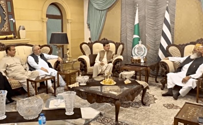 26ویں آئینی ترمیم معاملہ: پی ٹی آئی وفد کی مولانا فضل الرحمٰن سے ملاقات