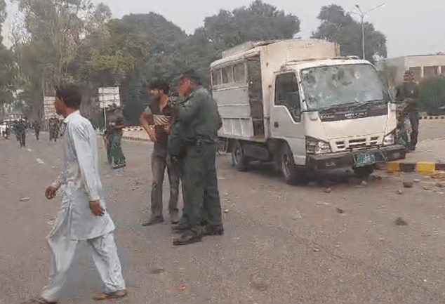 جامعہ پنجاب: طلبہ تنظیم اور گارڈز میں تصادم، ایس ایچ او اور متعدد گارڈز زخمی