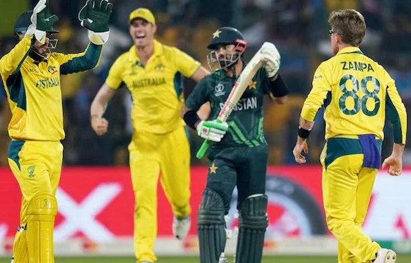 پہلا ون ڈے: آسٹریلیا کے خلاف پاکستان کی بیٹنگ جاری
