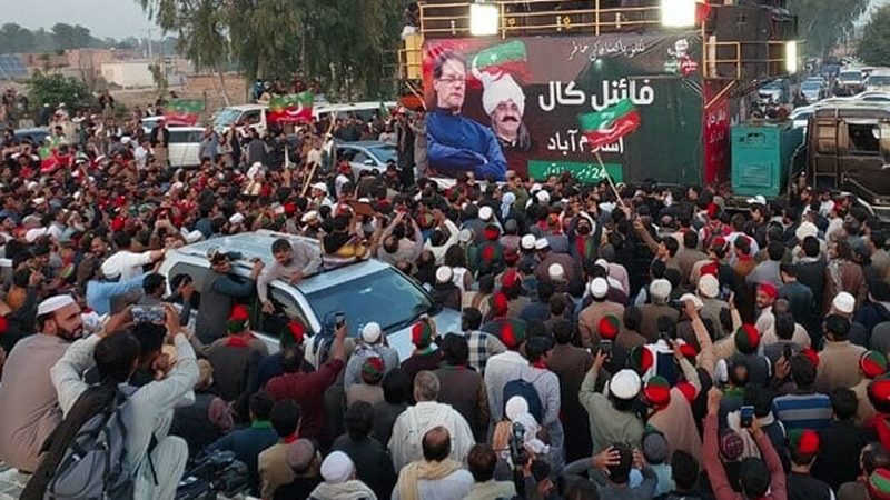 احتجاج کا دوسرا دن: پی ٹی آئی قافلہ اسلام آباد کی طرف رواں دواں
