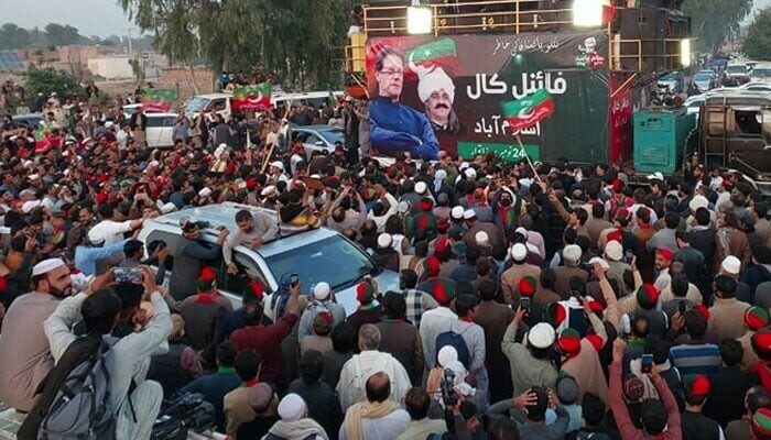 احتجاج کا دوسرا دن: پی ٹی آئی قافلہ اسلام آباد کی طرف رواں دواں