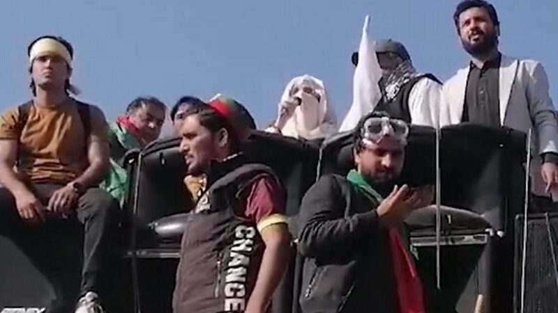خان کی واپسی تک مارچ ختم نہیں ہوگا، آخری دم تک کھڑی رہوں گی: بشریٰ بی بی