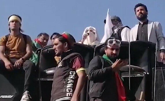 خان کی واپسی تک مارچ ختم نہیں ہوگا، آخری دم تک کھڑی رہوں گی: بشریٰ بی بی