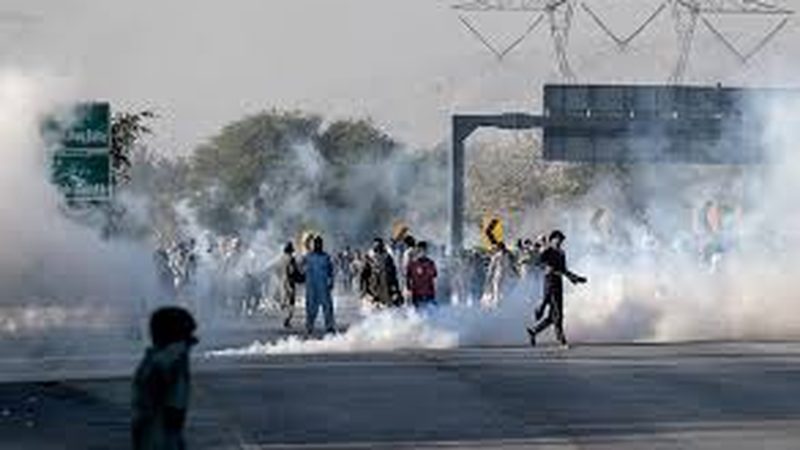 مشتعل PTI مظاہرین کے تشدد سے پولیس کانسٹیبل شہید، 70 اہلکار زخمی