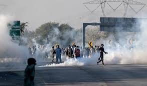 مشتعل PTI مظاہرین کے تشدد سے پولیس کانسٹیبل شہید، 70 اہلکار زخمی