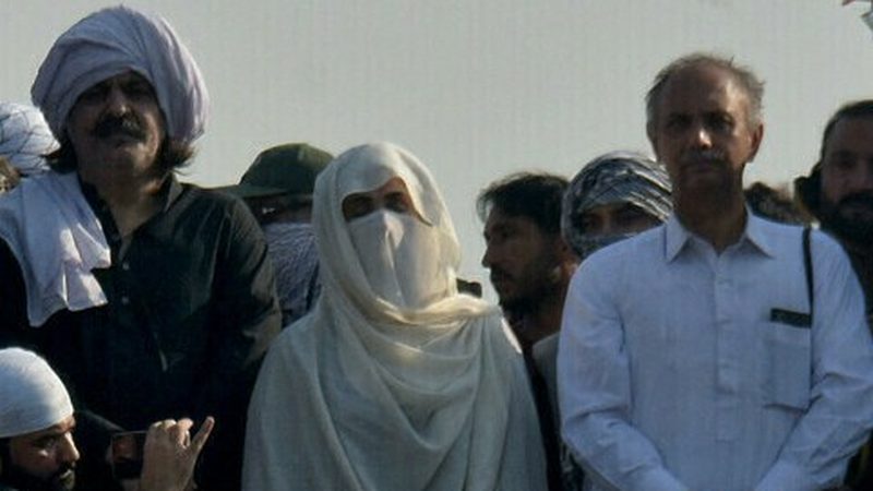 علی امین گنڈا پور اور بشریٰ بی بی پشاور پہنچ گئے